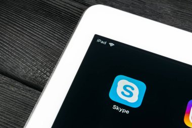 Sankt-Petersburg, Rusya, 6 Temmuz 2018: Skype uygulama simgesi Apple ipad Pro smartphone ekran yakın çekim. Skype messenger app simgesi. Sosyal medya simge. Sosyal ağ. Skype app simgesi.