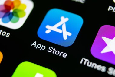 Sankt-Petersburg, Rusya, 11 Temmuz 2018: Apple store uygulama simgesi Apple iphone X smartphone ekran yakın çekim. Mobil uygulama simgesi app Store. Sosyal ağ. AppStore