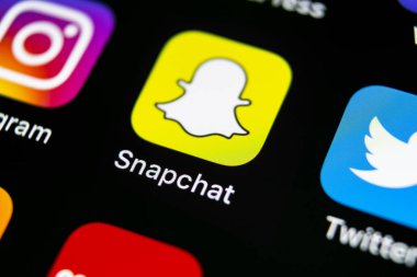 Sankt-Petersburg, Rusya, 11 Temmuz 2018: Snapchat uygulama simgesi üzerinde Apple iphone X smartphone ekran yakın çekim. Snapchat app simgesi. Sosyal medya simge. Sosyal ağ