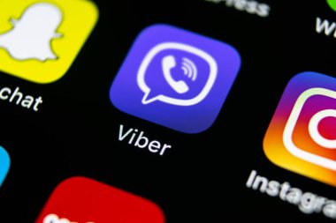 Sankt-Petersburg, Rusya, 11 Temmuz 2018: Viber uygulama simgesi üzerinde Apple iphone X smartphone ekran yakın çekim. Viber app simgesi. Sosyal medya simge. Sosyal ağ