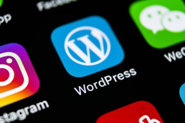 Sankt-Petersburg, Rusya, 11 Temmuz 2018: Wordpress uygulama simgesi üzerinde Apple iphone X ekran yakın çekim. WordPress app simgesi. WordPress.com uygulama. Sosyal ağ