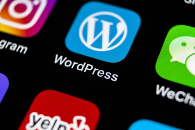 Sankt-Petersburg, Rusya, 11 Temmuz 2018: Wordpress uygulama simgesi üzerinde Apple iphone X ekran yakın çekim. WordPress app simgesi. WordPress.com uygulama. Sosyal ağ