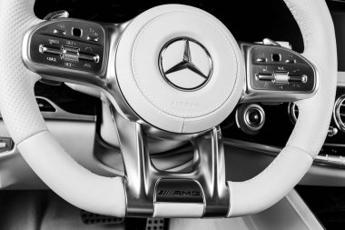 Sankt-Petersburg, Rusya, 12 Ocak 2018: Pano ve direksiyon ile kitle iletişim araçları kontrol düğmeleri bir Mercedes Benz S 63 AMG 4MATIC + V8 Bi-Turbo 2018. Araba iç detais. Siyah ve beyaz