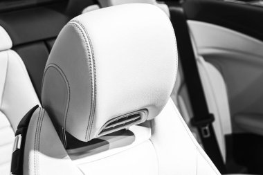 Modern lüks araç deri koltuk. Delikli dikişli beyaz deri iç. Deri oto koltuğu ayrıntılar bölümü. Modern araba beyaz deri iç detaylar. 