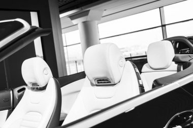 Modern lüks araba içinde. Prestij modern cabriolet araba iç. Konforlu deri koltuklar. Beyaz deri delikli. Modern araba iç ayrıntılar. Cabrio. Siyah ve beyaz