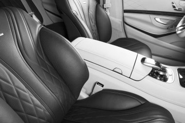 Kapı kolu kilit kontrol düğmeleri bir lüks yolcu araba ile. Kırmızı deri iç lüks modern araba. Modern araba iç ayrıntılar. Siyah ve beyaz