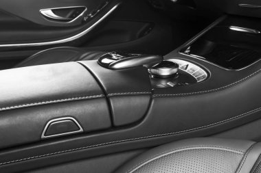 Kapı kolu kilit kontrol düğmeleri bir lüks yolcu araba ile. Kırmızı deri iç lüks modern araba. Modern araba iç ayrıntılar. Siyah ve beyaz