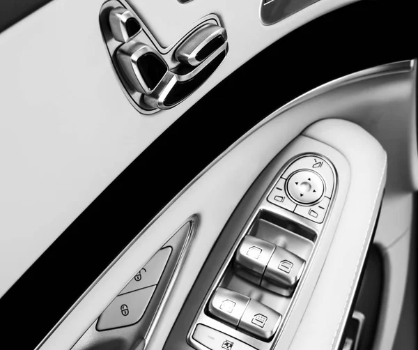Дверная Ручка Кнопками Управления Сиденьями Роскошного Пассажирского Автомобиля Белый Кожаный — стоковое фото