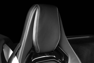 Kapı kolu kilit kontrol düğmeleri bir lüks yolcu araba ile. Kırmızı deri iç lüks modern araba. Modern araba iç ayrıntılar. Siyah ve beyaz