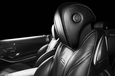 AC havalandırma güverte lüks modern araba iç. Modern araba iç Ayrıntılar deri dikişli. Karbon paneli. Delikli deri direksiyon simidi. Siyah ve beyaz