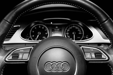 Sankt-Petersburg, Rusya Federasyonu, Februaru 20, 2017: uo Audi A4 S-line direksiyonun kapatın. Modern araba iç ayrıntılar. Hız göstergesi, takometre. Araba Pano. Siyah ve beyaz