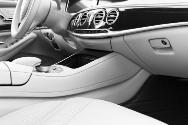 AC havalandırma güverte lüks modern araba iç. Modern araba iç Ayrıntılar deri dikişli. Karbon paneli. Delikli deri direksiyon simidi. Siyah ve beyaz