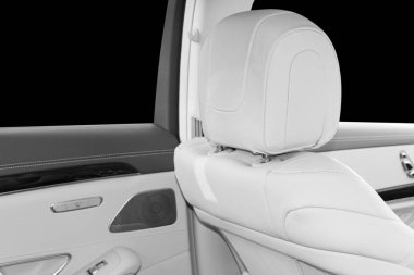 AC havalandırma güverte lüks modern araba iç. Modern araba iç Ayrıntılar deri dikişli. Karbon paneli. Delikli deri direksiyon simidi. Siyah ve beyaz