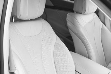 AC havalandırma güverte lüks modern araba iç. Modern araba iç Ayrıntılar deri dikişli. Karbon paneli. Delikli deri direksiyon simidi. Siyah ve beyaz