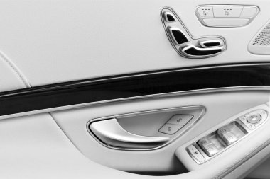 AC havalandırma güverte lüks modern araba iç. Modern araba iç Ayrıntılar deri dikişli. Karbon paneli. Delikli deri direksiyon simidi. Siyah ve beyaz