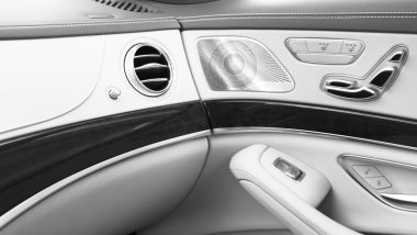 AC havalandırma güverte lüks modern araba iç. Modern araba iç Ayrıntılar deri dikişli. Karbon paneli. Delikli deri direksiyon simidi. Siyah ve beyaz