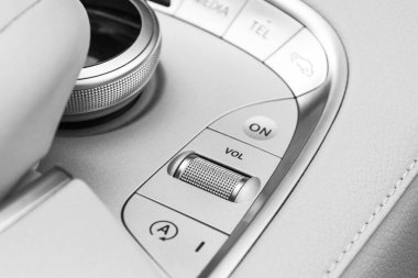 AC havalandırma güverte lüks modern araba iç. Modern araba iç Ayrıntılar deri dikişli. Karbon paneli. Delikli deri direksiyon simidi. Siyah ve beyaz