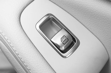 AC havalandırma güverte lüks modern araba iç. Modern araba iç Ayrıntılar deri dikişli. Karbon paneli. Delikli deri direksiyon simidi. Siyah ve beyaz