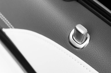 AC havalandırma güverte lüks modern araba iç. Modern araba iç Ayrıntılar deri dikişli. Karbon paneli. Delikli deri direksiyon simidi. Siyah ve beyaz