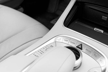 AC havalandırma güverte lüks modern araba iç. Modern araba iç Ayrıntılar deri dikişli. Karbon paneli. Delikli deri direksiyon simidi. Siyah ve beyaz