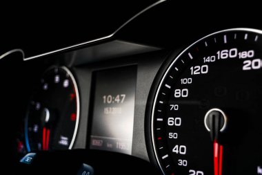Arabadaki hız göstergesine yakın çekim. Araba konsolu. Gösterge paneli, lambalar, araba enstrüman paneli. Gösterge paneli hız göstergesi, takometre, kilometre sayacı. Araba tamiri. Modern iç mimari