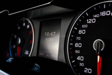 Arabadaki hız göstergesine yakın çekim. Araba konsolu. Gösterge paneli, lambalar, araba enstrüman paneli. Gösterge paneli hız göstergesi, takometre, kilometre sayacı. Araba tamiri. Modern iç mimari