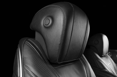 Modern lüks araba içinde. Prestij modern araba iç. Konforlu deri koltuklar. Delikli deri izole siyah arka plan ile. Modern araba iç. Araba ayrıntılı. Siyah ve beyaz