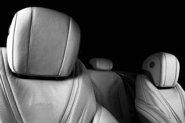 Modern lüks araba içinde. Prestij modern araba iç. Konforlu deri koltuklar. Delikli deri izole siyah arka plan ile. Modern araba iç. Araba ayrıntılı. Siyah ve beyaz