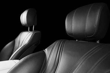 Modern lüks araba içinde. Prestij modern araba iç. Konforlu deri koltuklar. Delikli deri izole siyah arka plan ile. Modern araba iç. Araba ayrıntılı. Siyah ve beyaz