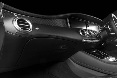 Modern lüks araba içinde. Prestij modern araba iç. Konforlu deri koltuklar. Delikli deri izole siyah arka plan ile. Modern araba iç. Araba ayrıntılı. Siyah ve beyaz