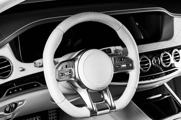 Klika Uzamknout Ovládací Tlačítka Luxusní Osobního Automobilu Červený Kožený Interiér — Stock fotografie
