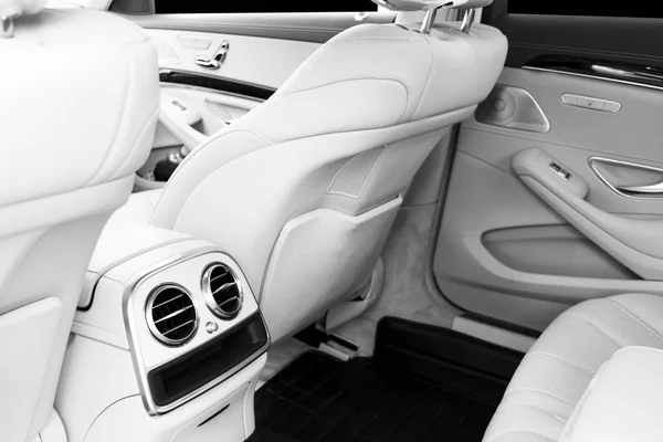 Belüftungsdeck Luxuriösen Modernen Auto Interieur Moderne Details Innenraum Mit Ledernähten — Stockfoto