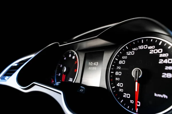 Arabadaki Hız Göstergesine Yakın Çekim Araba Konsolu Gösterge Paneli Lambalar — Stok fotoğraf