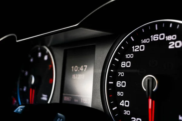 汽车速度计的近照 汽车仪表盘 仪表板详细说明 附有指示灯 仪表盘上有速度计 速度计 速度计 里程计 车的细节 现代内陆 — 图库照片