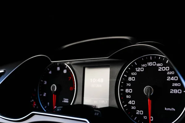 車の速度計のショットを閉じます 車のダッシュボード 表示灯付きダッシュボードの詳細車の楽器パネル 速度計 タコメーター オドメーター付きのダッシュボード 車の詳細 近代的なインテリア — ストック写真