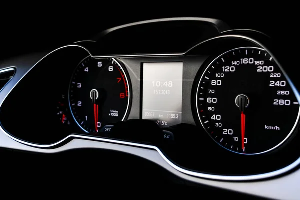 Närbild Hastighetsmätare Bil Bilens Instrumentbräda Detaljer Från Instrumentbrädan Med Indikeringslampor — Stockfoto