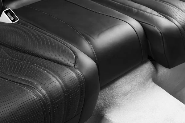 モダンな高級車の中で 名声の現代の車のインテリア 快適な革張りの椅子 穿孔レザー黒背景が分離 現代の車のインテリア 車を詳述します 黒と白 — ストック写真
