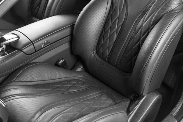 Modernes Luxusauto Inneren Interieur Des Modernen Prestigeautos Bequeme Ledersitze Perforiertes — Stockfoto