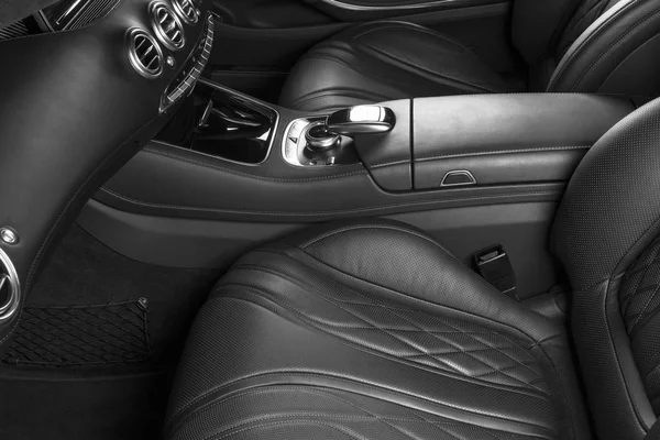 현대적인 럭셔리 자동차입니다 프레스 자동차의 인테리어입니다 편안한 좌석입니다 천공된 가죽입니다 — 스톡 사진