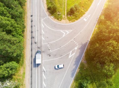 Otoban araba ile hava görünümünü. Araba hareket ile köy yolunda hava görünümünü. Tarafından geçen araba. Hava yolu. Uçan hava görünümünü. Yukarıdan bir dron ile ele geçirdi. Yumuşak aydınlatma