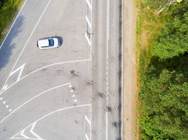 Otoban araba ile hava görünümünü. Araba hareket ile köy yolunda hava görünümünü. Tarafından geçen araba. Hava yolu. Uçan hava görünümünü. Yukarıdan bir dron ile ele geçirdi. Yumuşak aydınlatma