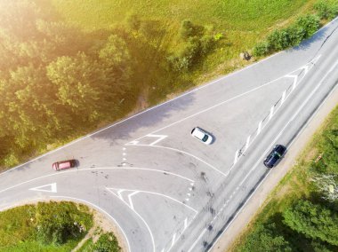 Otoban araba ile hava görünümünü. Araba hareket ile köy yolunda hava görünümünü. Tarafından geçen araba. Hava yolu. Uçan hava görünümünü. Yukarıdan bir dron ile ele geçirdi. Yumuşak aydınlatma