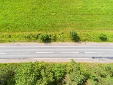 Havadan görünümü karayolu. Köy yolunda hava görünümünü. Tarafından geçen araba. Hava yolu. Uçan hava görünümünü. Yukarıdan bir dron ile ele geçirdi. Yumuşak aydınlatma