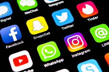 Sankt-Petersburg, Rusya, 29 Temmuz 2018: Apple iphone X ile sosyal medya facebook, instagram, heyecan, snapchat, google uygulama ekranda simgeler. Sosyal medya simgeler. Sosyal ağ