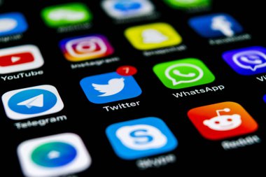 Sankt-Petersburg, Rusya, 29 Temmuz 2018: Apple iphone X ile sosyal medya facebook, instagram, heyecan, snapchat, google uygulama ekranda simgeler. Sosyal medya simgeler. Sosyal ağ