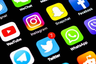 Sankt-Petersburg, Rusya, 29 Temmuz 2018: Apple iphone X ile sosyal medya facebook, instagram, heyecan, snapchat, google uygulama ekranda simgeler. Sosyal medya simgeler. Sosyal ağ