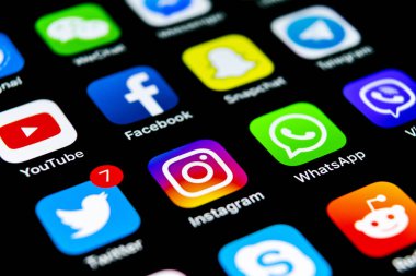 Sankt-Petersburg, Rusya, 29 Temmuz 2018: Apple iphone X ile sosyal medya facebook, instagram, heyecan, snapchat, google uygulama ekranda simgeler. Sosyal medya simgeler. Sosyal ağ