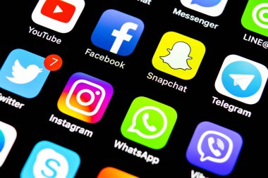 Sankt-Petersburg, Rusya, 29 Temmuz 2018: Apple iphone X ile sosyal medya facebook, instagram, heyecan, snapchat, google uygulama ekranda simgeler. Sosyal medya simgeler. Sosyal ağ