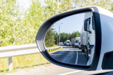 Trafik sıkışıklığı arka ayna. Yoğun trafik saat. Araçlar trafik sıkışıklığı araba aynadan sırasında üst üste.