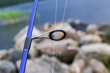 Olta iplik halka hat yakın çekim ile. Olta. Olta seçici odak ve sığ derinlik-in tarla halkalar. Olta takımı. Balık tutma iplik makarası.